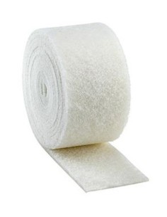 Rollo de estropajo de fibra blanca con un tramo desenrollado