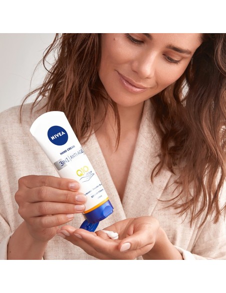 Nivea Q10 Antiedad 3 en 1: Crema de Manos Reafirmante y Nutritiva, 100 ml