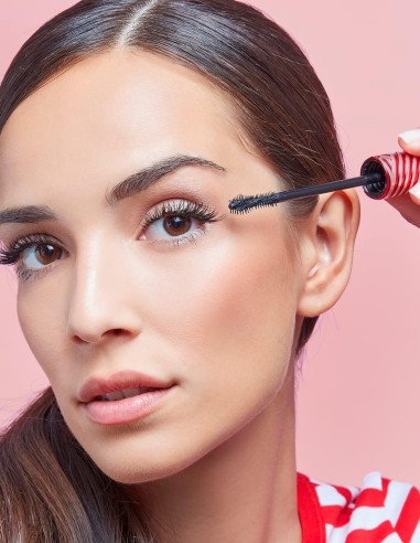 Maquillaje de ojos con Deborah Like a Pro, pestañas definidas y mirada profunda.