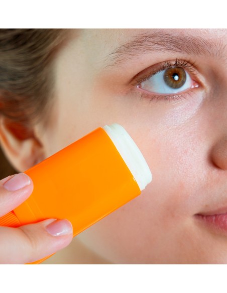 Protector solar facial en barra Babaria SPF50.