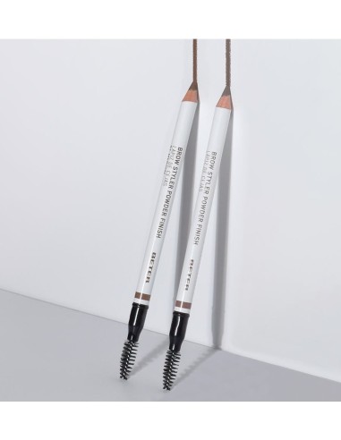 Lápiz de cejas Beter con textura empolvada para un look mate aterciopelado