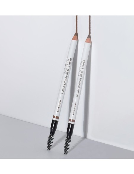 Lápiz de cejas Beter con textura empolvada para un look mate aterciopelado