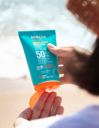 Protector solar AGRADO para cara y cuerpo SPF50 en formato viaje de 100 ml.