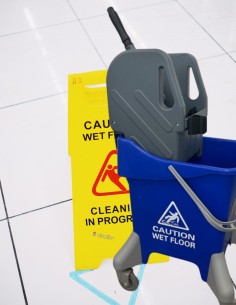 Cubo con prensa azul 25L con ruedas y solapa trasera para vaciado cómodo 2