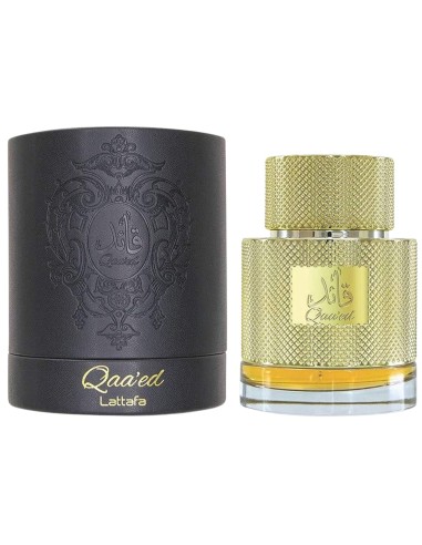 Frasco dorado Lattafa Qaaed Eau de Parfum 100 ml con estuche cilíndrico negro
