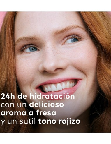 LIPOSAN protector labial brillo y color fresa.