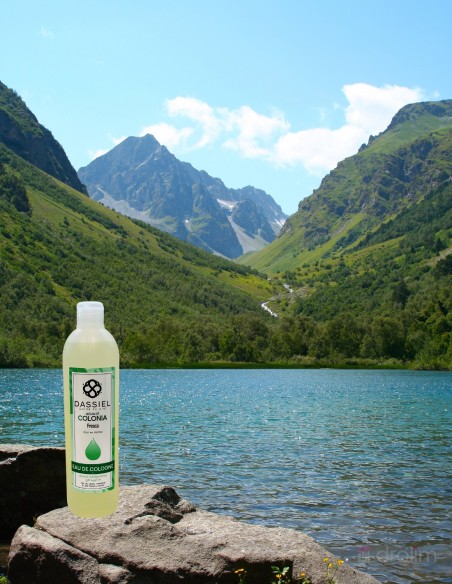 Colonia Dassiel 750 ml, baja en alcohol y apta para pieles sensibles.