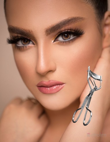 Rizapestañas Metálico Pollie, esencial para una curvatura perfecta.