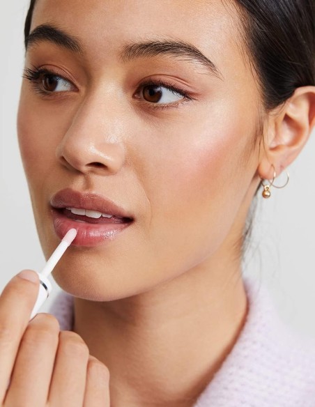 Brillo de labios Liposan Clear Glow para un efecto volumen sutil.