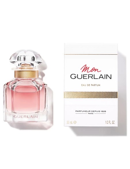Botella de Mon Guerlain Eau de Parfum de treinta mililitros junto a su caja de embalaje blanca con detalles dorados.