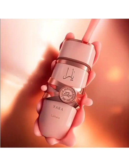 Elegante frasco rosa y dorado de Yara Elixir Lattafa.
