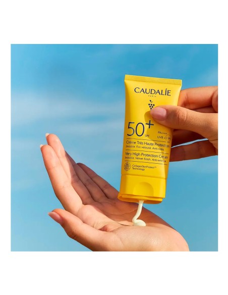 Protector solar facial Caudalie Vinosun SPF50+ con acabado invisible y antiarrugas