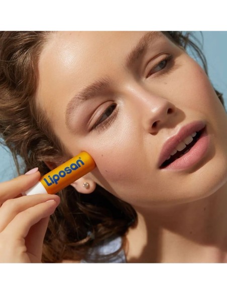Protector labial con ingredientes naturales e hidratación 24h.