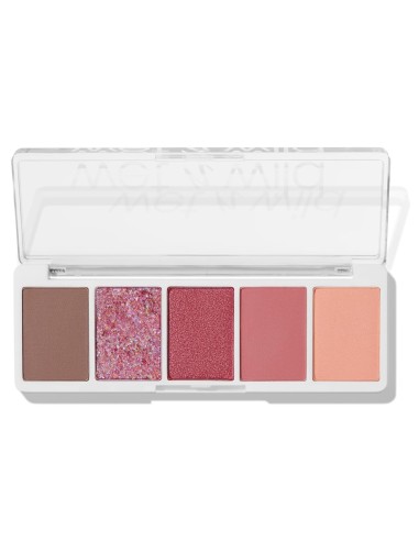 Muestra de las texturas y tonos de la paleta de sombras difuminados sobre fondo blanco.