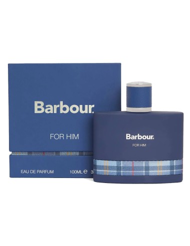 Botella de colonia premium para hombre expuesta al lado de su estuche azul decorado con una cinta de cuadro escocés en tonos ce