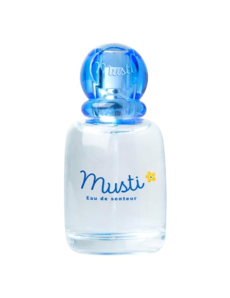 Frasco transparente de agua perfumada Musti de Mustela con tipografía azul y una pequeña flor amarilla decorativa.