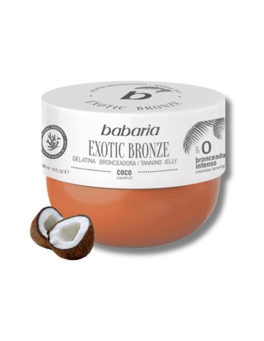 Tarro de gelatina bronceadora de coco Babaria Exotic Bronze SPF 0 junto a medio coco fresco sobre fondo blanco.