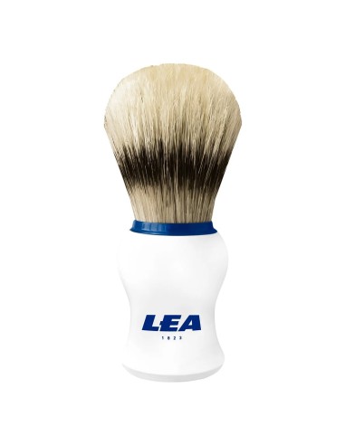 Vista frontal de la brocha de afeitar tradicional LEA con mango ergonómico blanco y virola azul.