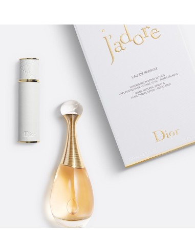 Frasco de perfume Dior J'adore Eau de Parfum 100 ml junto a spray de viaje blanco y dorado