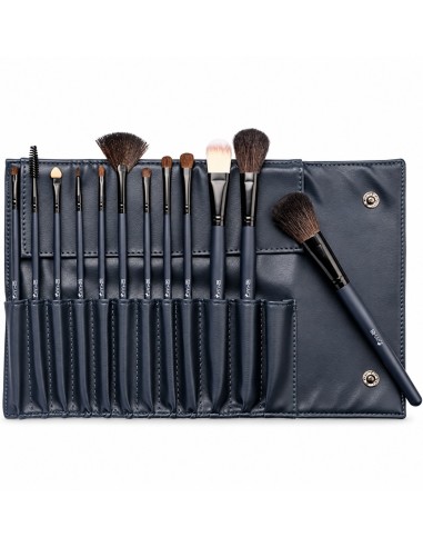 Manta profesional La Walkiria abierta con doce piezas de maquillaje y compartimentos individuales