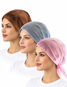 Red de cabello triangular en marrón, azul claro y rosa colocada sobre tres modelos