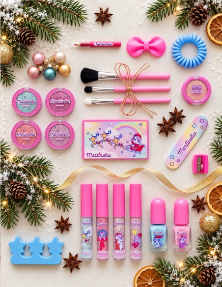Detalle del maquillaje y los accesorios del calendario de Adviento Martinelia con decoración navideña